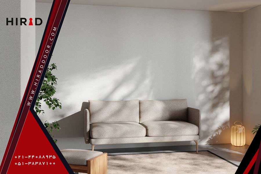 یک فضای نشیمن کوچک ساده و مینیمال، با نور طبیعی زیاد، مبلمان ساده و روشن